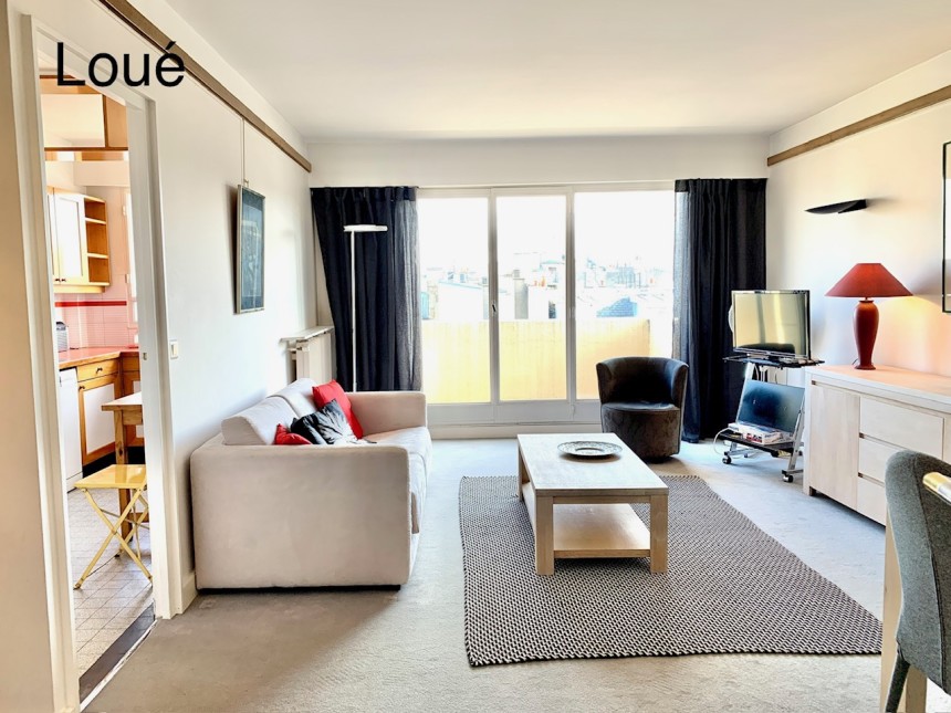 MEUBLÉ – 1 chambre – Paris 7ème – Rue de Grenelle/rue Cler – 61 m2 + 2 balcons de 6 et 4 m2 – Loyer charges comprises : 2.200 €