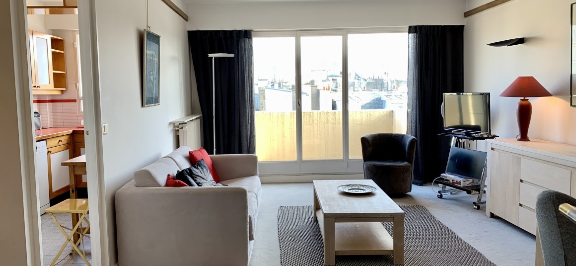 MEUBLÉ – 1 chambre – Paris 7ème – Rue de Grenelle/rue Cler – 61 m2 + 2 balcons de 6 et 4 m2 – Loyer charges comprises : 2.200 €
