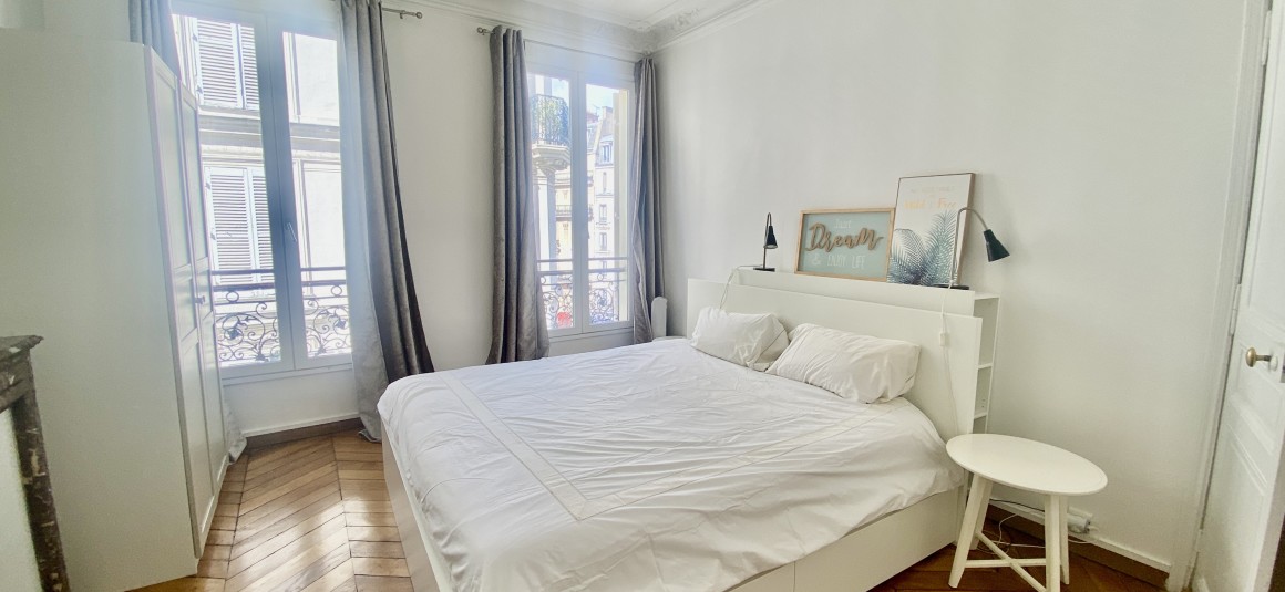 MEUBLÉ – chambres + 1 bureau – 86 m2 – Paris 8ème (limite 17ème) – Ternes / rue Saint Honoré – 3ème étage avec ascenseur – Loyer charges comprises : 3.200 euros