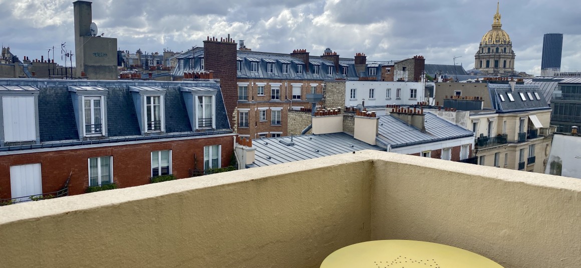 MEUBLÉ – 1 chambre – Paris 7ème – Rue de Grenelle/rue Cler – 61 m2 + 2 balcons de 6 et 4 m2 – Loyer charges comprises : 2.200 €