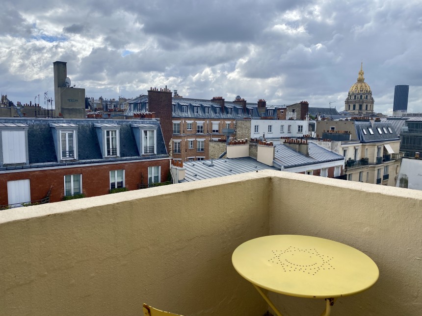 MEUBLÉ – 1 chambre – Paris 7ème – Rue de Grenelle/rue Cler – 61 m2 + 2 balcons de 6 et 4 m2 – Loyer charges comprises : 2.200 €