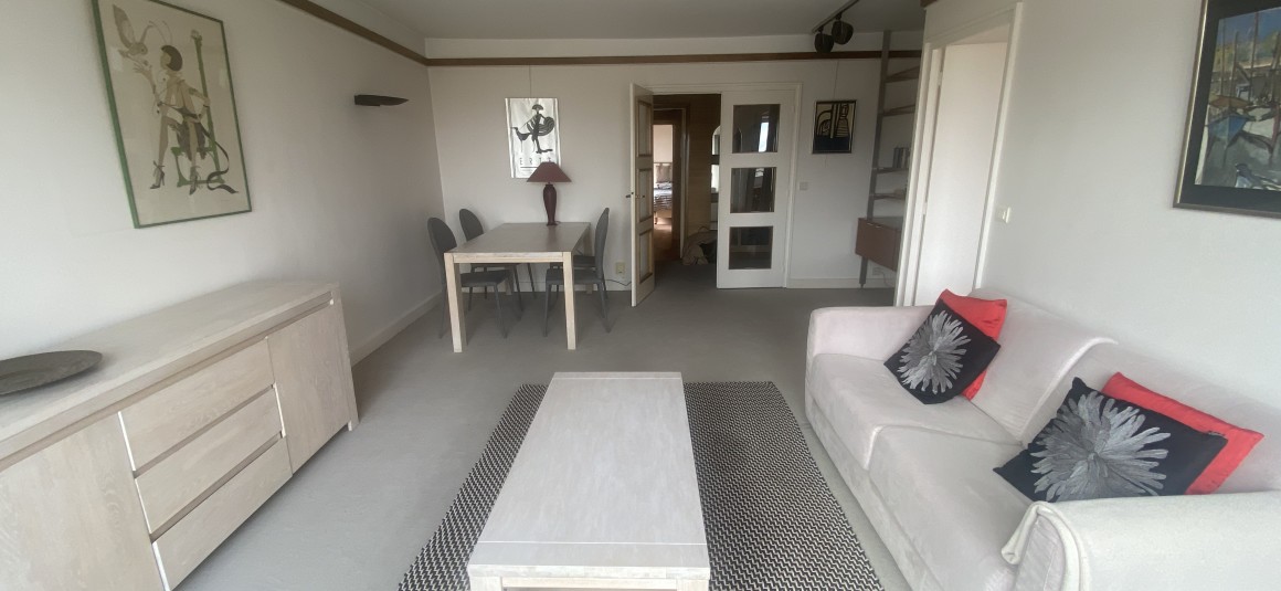MEUBLÉ – 1 chambre – Paris 7ème – Rue de Grenelle/rue Cler – 61 m2 + 2 balcons de 6 et 4 m2 – Loyer charges comprises : 2.200 €