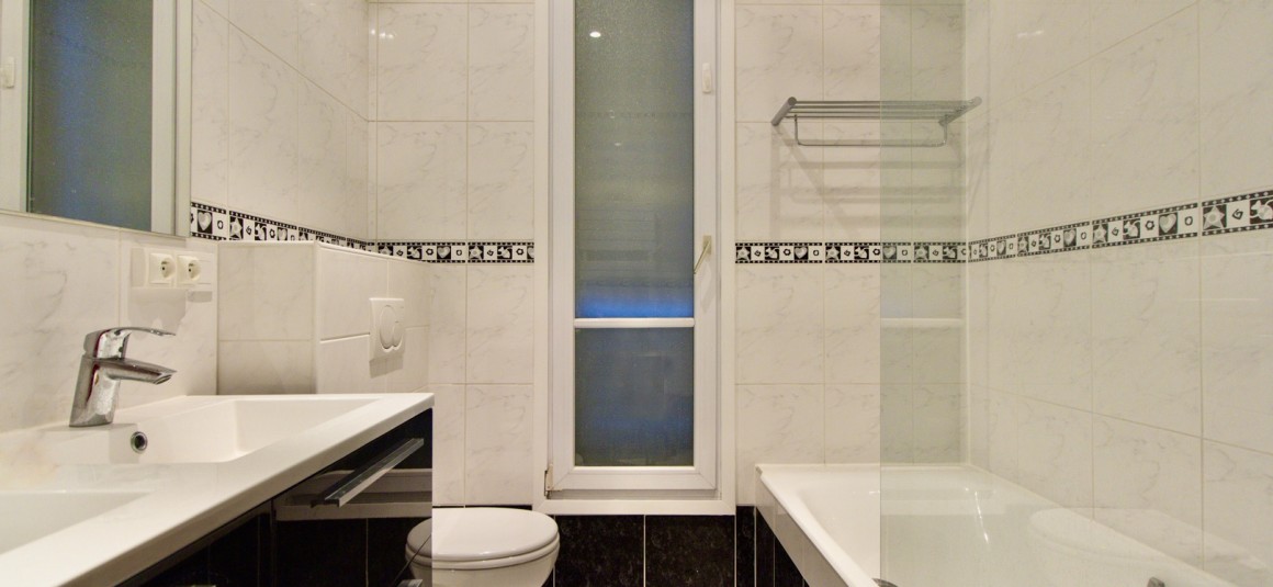 MEUBLÉ – chambres + 1 bureau – 86 m2 – Paris 8ème (limite 17ème) – Ternes / rue Saint Honoré – 3ème étage avec ascenseur – Loyer charges comprises : 3.200 euros