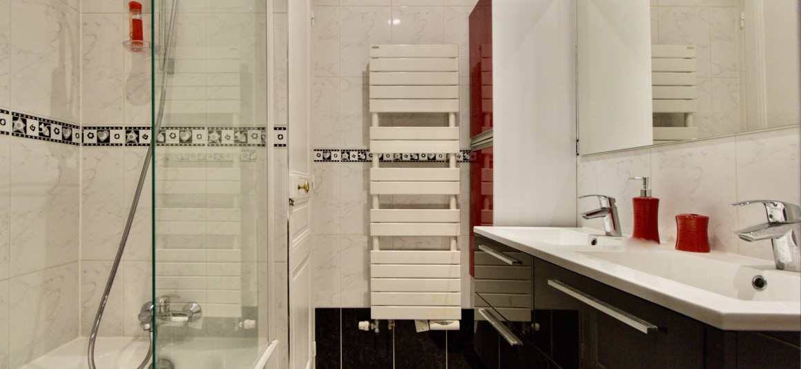 MEUBLÉ – chambres + 1 bureau – 86 m2 – Paris 8ème (limite 17ème) – Ternes / rue Saint Honoré – 3ème étage avec ascenseur – Loyer charges comprises : 3.200 euros