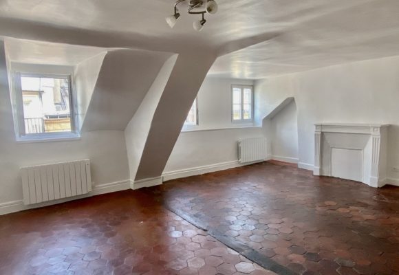 VIDE – 1 chambre – Paris 9ème – Trinité / Havre Caumartin – Rue Joubert – 51 m2 – 5ème et dernier étage ascenseur – Loyer charges comprises  : 1.611,00 euros