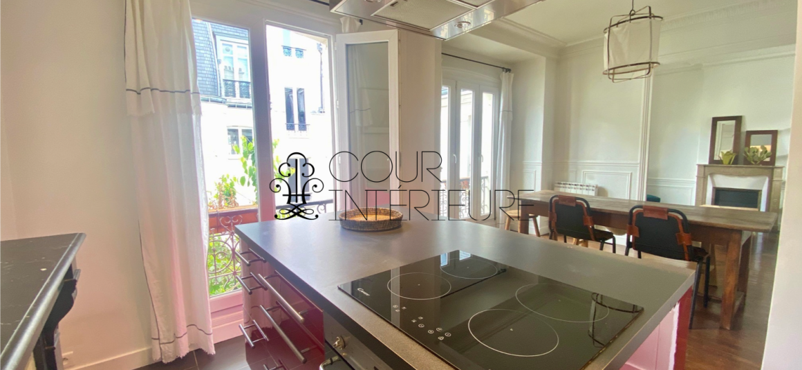 MEUBLÉ – 1 chambre – PARIS 17ème – 46 m2 Haut Batignolles – Métro : Guy Moquet – 5ème étage avec ascenseur – Loyer charges comprises : 1.700 euros
