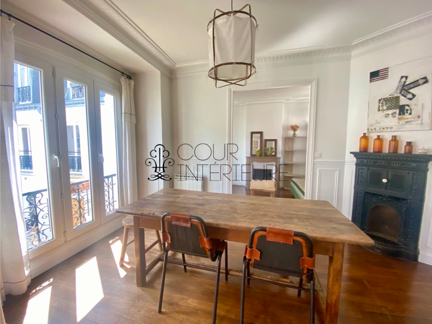 MEUBLÉ – 1 chambre – PARIS 17ème – 46 m2 Haut Batignolles – Métro : Guy Moquet – 5ème étage avec ascenseur – Loyer charges comprises : 1.700 euros