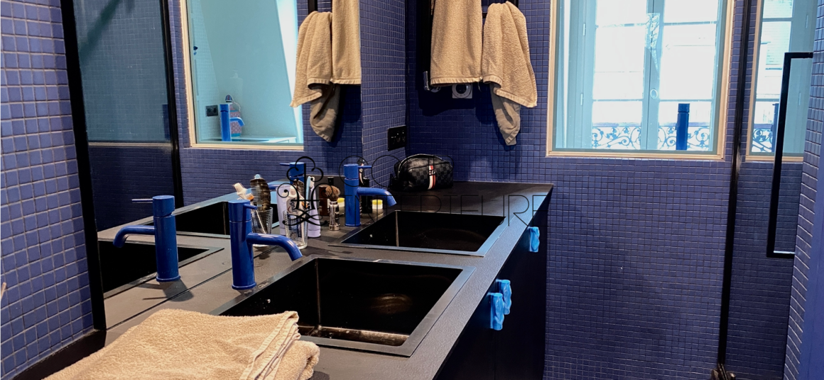 MEUBLÉ – 1 chambre – 47 m2 (50 m2 au sol) – Paris 7ème – Rue Vaneau – 5ème et dernier étage (ascenseur jusqu’au 4ème) – Loyer charges comprises : 2.107 €