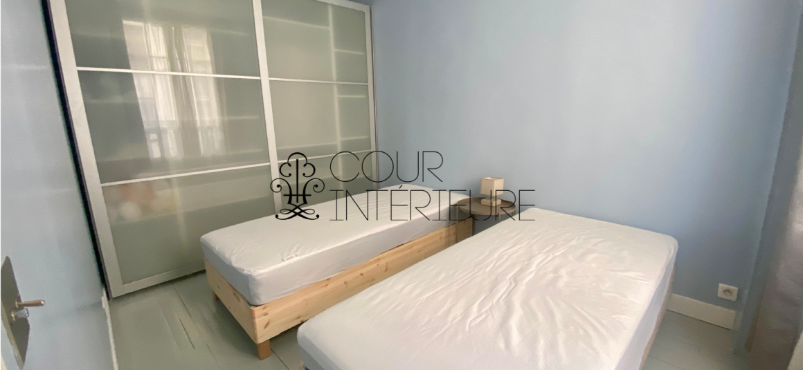 MEUBLÉ – 2 chambres – 68 m2 – Paris 17ème – Rue Roger Bacon / angle Guersant – 1er étage ascenseur – Loyer charges comprises : 2.700 €