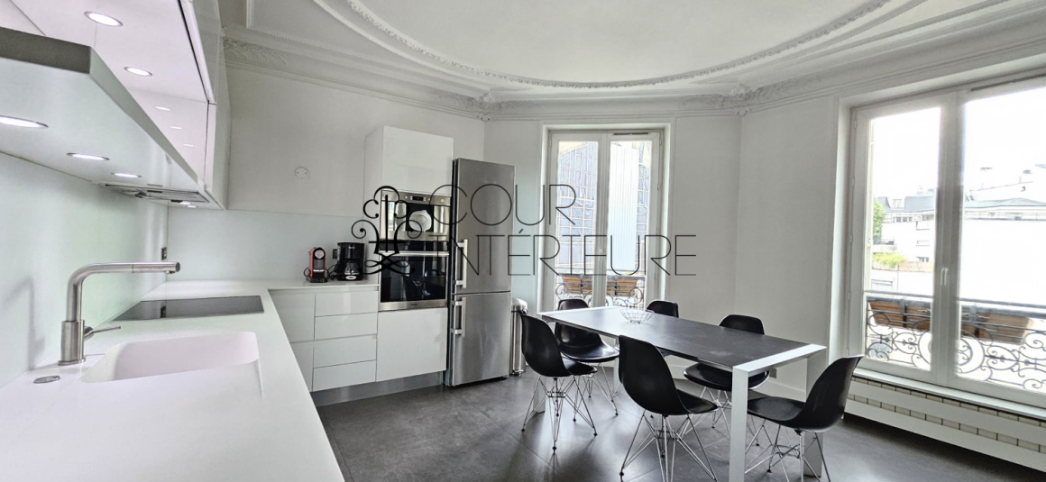 MEUBLÉ – 2 chambres – 96 m2 – Paris 8ème (limite 17ème) – VILLIERS – Rue Constantinople – Quartier Villiers / rue de Levis – 4ème étage ascenseur – Loyer charges comprises : 3.650 euros