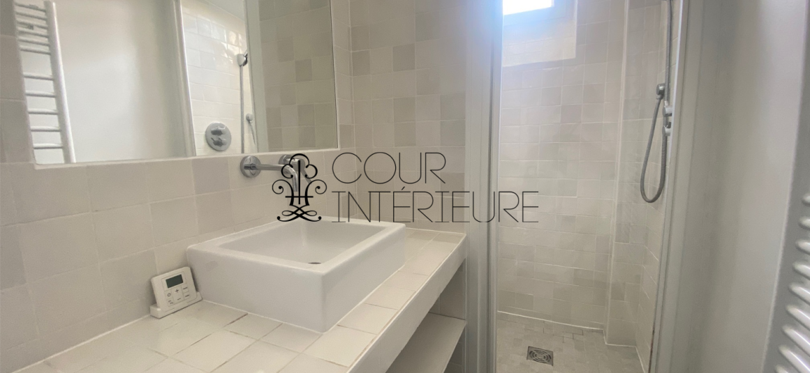 MEUBLÉ – 1 chambre – PARIS 17ème – 46 m2 Haut Batignolles – Métro : Guy Moquet – 5ème étage avec ascenseur – Loyer charges comprises : 1.700 euros