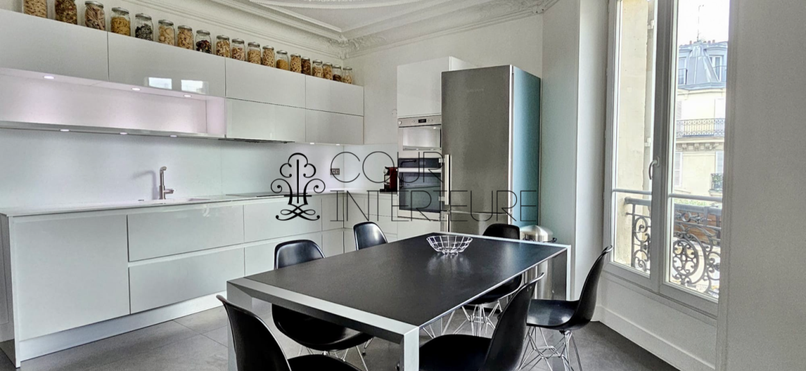 MEUBLÉ – 2 chambres – 96 m2 – Paris 8ème (limite 17ème) – VILLIERS – Rue Constantinople – Quartier Villiers / rue de Levis – 4ème étage ascenseur – Loyer charges comprises : 3.650 euros