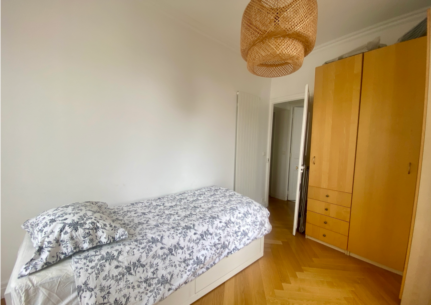 2 chambres + 1 bureau – 86 m2 – Paris 8ème (limite 17ème) – Ternes / rue Saint Honoré – 3ème étage avec ascenseur – Loyer charges comprises : 3.200 euros