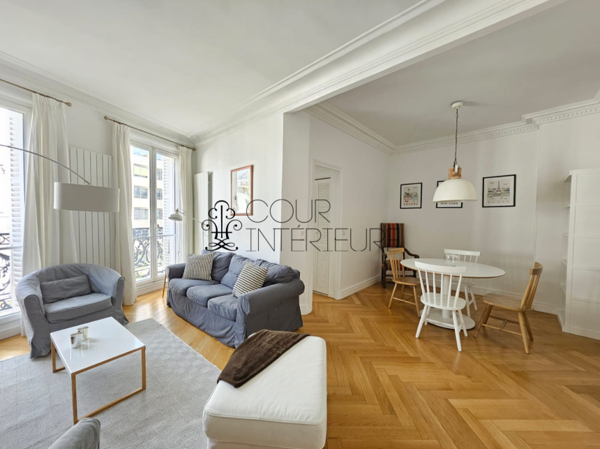 2 chambres + 1 bureau – 86 m2 – Paris 8ème (limite 17ème) – Ternes / rue Saint Honoré – 3ème étage avec ascenseur – Loyer charges comprises : 3.200 euros