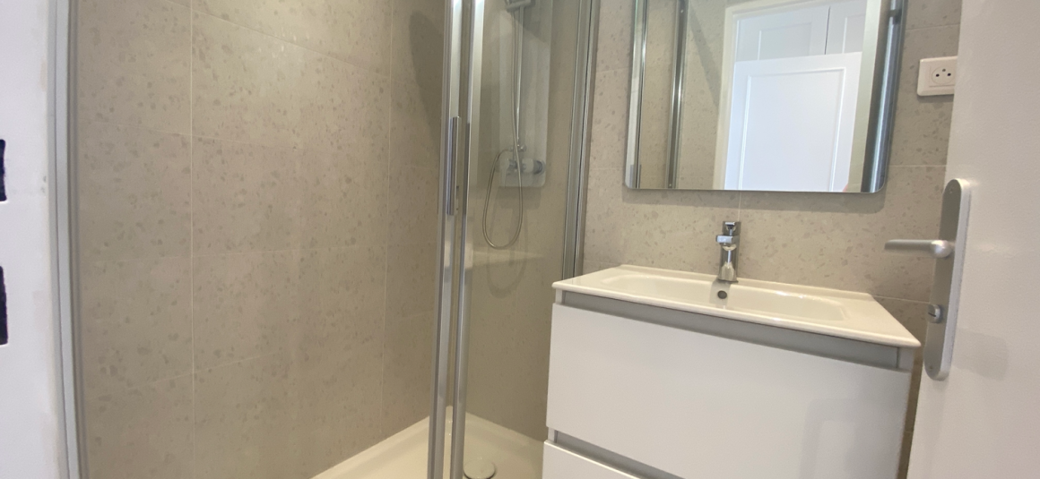MEUBLÉ – 3 chambres – Paris 16ème – PASSY – 100 m2 – 9ème étage ascenseur + Balcon filant – VUE TOUR EIFFEL – Loyer charges comprises : 4.540 euros (poss. parking sous-sol en sus)