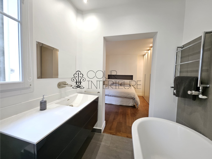 MEUBLÉ – 2 chambres – 96 m2 – Paris 8ème (limite 17ème) – VILLIERS – Rue Constantinople – Quartier Villiers / rue de Levis – 4ème étage ascenseur – Loyer charges comprises : 3.650 euros