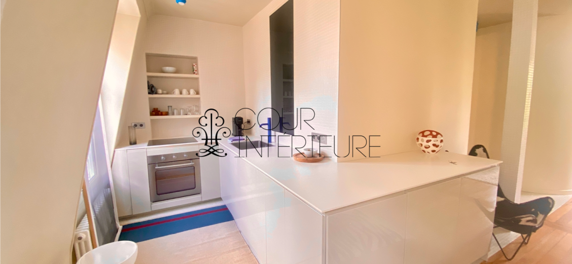 MEUBLÉ – 1 chambre – 47 m2 (50 m2 au sol) – Paris 7ème – Rue Vaneau – 5ème et dernier étage (ascenseur jusqu’au 4ème) – Loyer charges comprises : 2.107 €