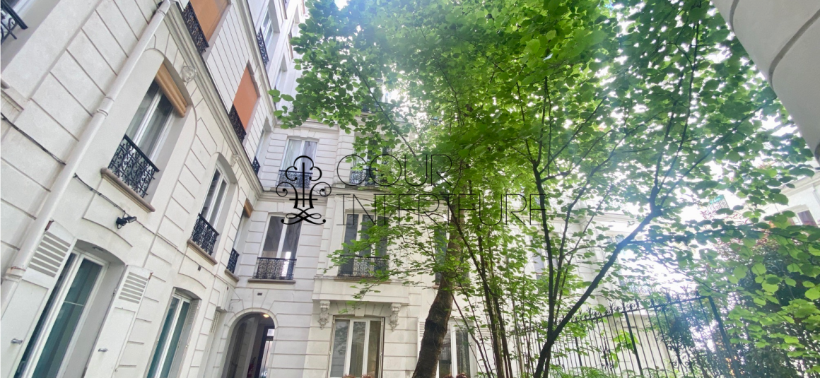 MEUBLÉ – 1 chambre – PARIS 17ème – 46 m2 Haut Batignolles – Métro : Guy Moquet – 5ème étage avec ascenseur – Loyer charges comprises : 1.700 euros