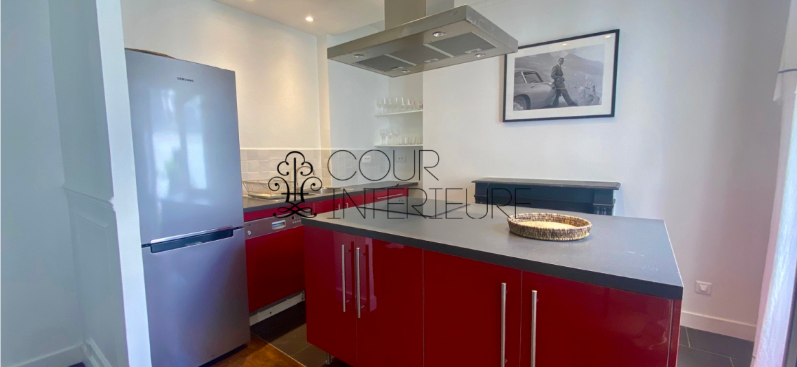 MEUBLÉ – 1 chambre – PARIS 17ème – 46 m2 Haut Batignolles – Métro : Guy Moquet – 5ème étage avec ascenseur – Loyer charges comprises : 1.700 euros