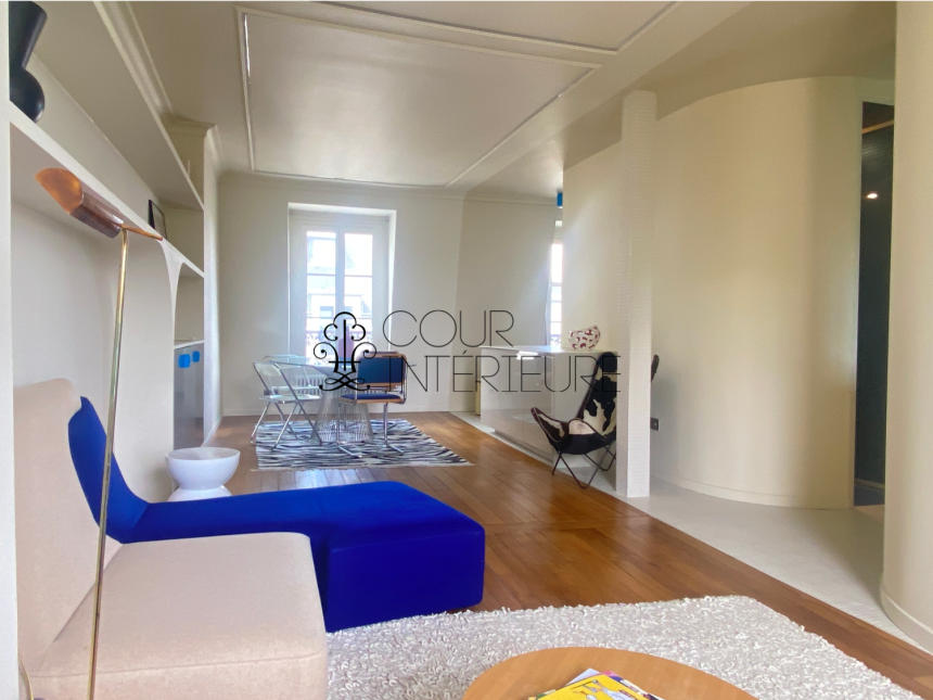 MEUBLÉ – 1 chambre – 47 m2 (50 m2 au sol) – Paris 7ème – Rue Vaneau – 5ème et dernier étage (ascenseur jusqu’au 4ème) – Loyer charges comprises : 2.200 €