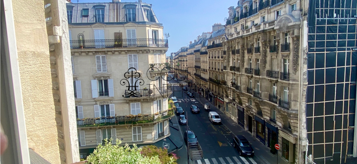 MEUBLÉ – 2 chambres – 96 m2 – Paris 8ème (limite 17ème) – VILLIERS – Rue Constantinople – Quartier Villiers / rue de Levis – 4ème étage ascenseur – Loyer charges comprises : 3.650 euros