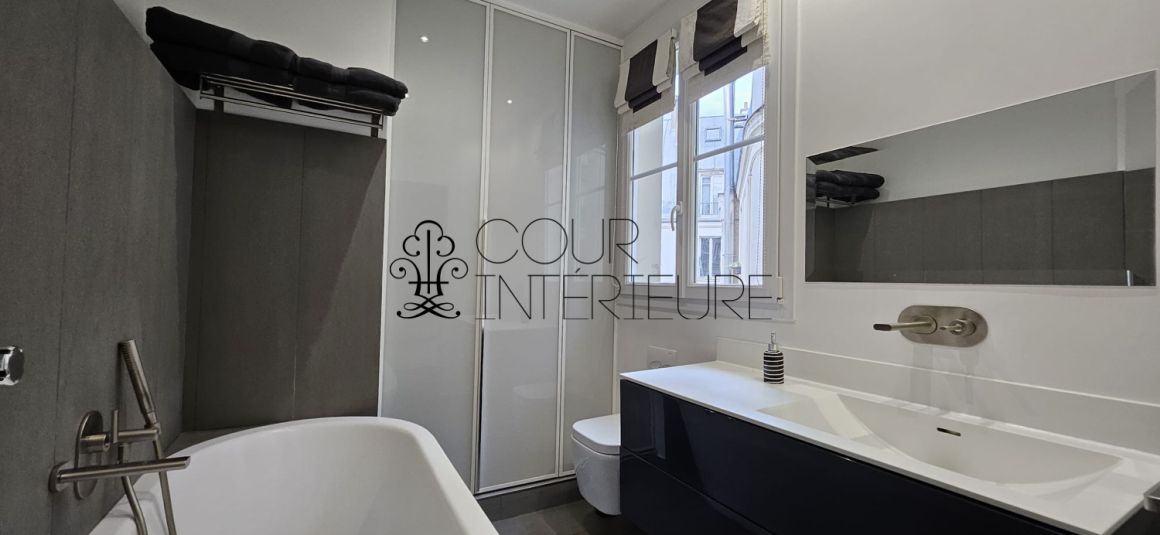 MEUBLÉ – 2 chambres – 96 m2 – Paris 8ème (limite 17ème) – VILLIERS – Rue Constantinople – Quartier Villiers / rue de Levis – 4ème étage ascenseur – Loyer charges comprises : 3.650 euros