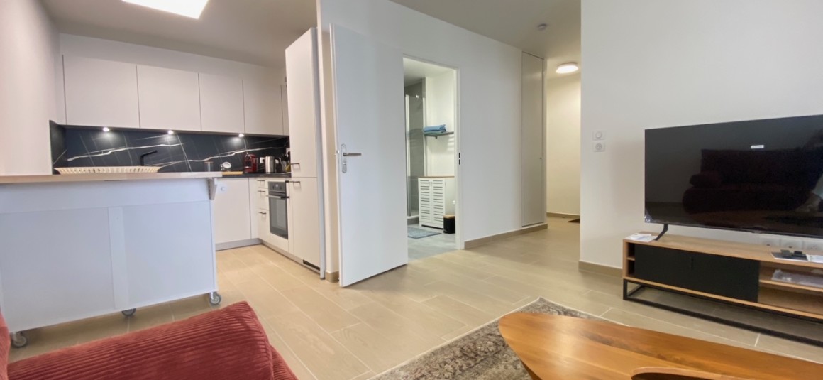 MEUBLÉ – 1 chambre – 45 m2 – Centre PUTEAUX (92) – Immeuble NEUF – 1ère LOCATION – 45 m2 + balcon + parking – 1er étage ascenseur – Loyer charges comprises : 1.550 euros