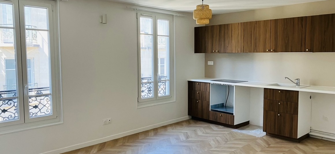 VIDE – 2 chambres – 50 m2 – Paris 6ème – Rue Vavin – 5ème et dernier étage avec ascenseur – Parking en sous-sol – Loyer charges comprises : 2.512 euros (chauffage /eau chaude collectifs)