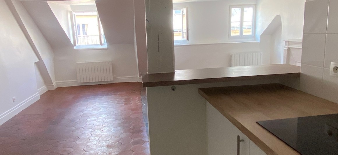 VIDE – 1 chambre – Paris 9ème – Trinité / Havre Caumartin – Rue Joubert – 51 m2 – 5ème et dernier étage ascenseur – Loyer charges comprises  : 1.595,00 euros