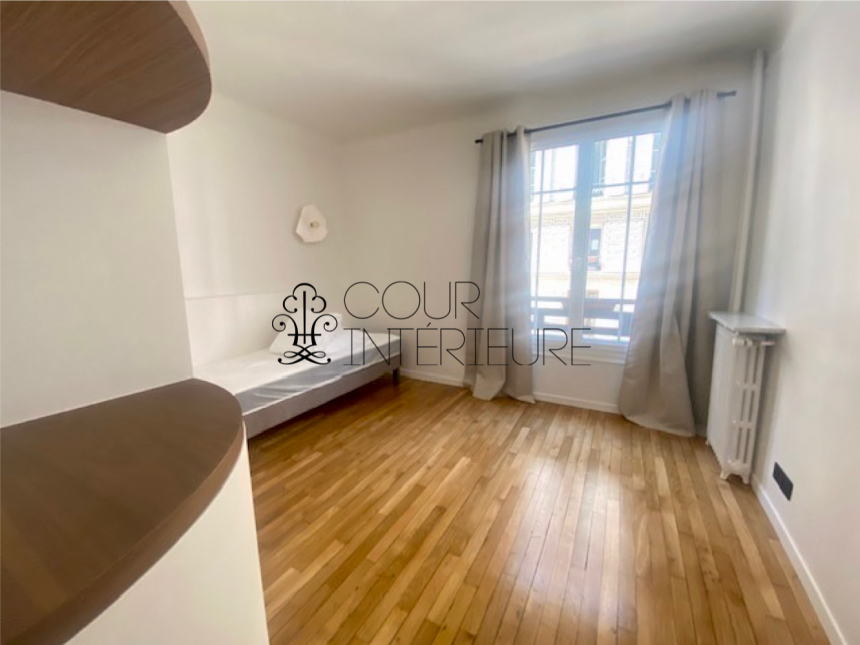 MEUBLÉ – 2 chambres – 75 m2 – Paris 9ème – Rue Mansart – 1er étage avec ascenseur – Loyer charges comprises : 3.000 euros (chauffage collectif)