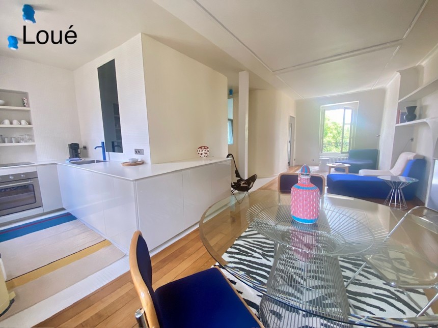 MEUBLÉ – 1 chambre – 47 m2 (50 m2 au sol) – Paris 7ème – Rue Vaneau – 5ème et dernier étage (ascenseur jusqu’au 4ème) – Loyer charges comprises : 2.200 €