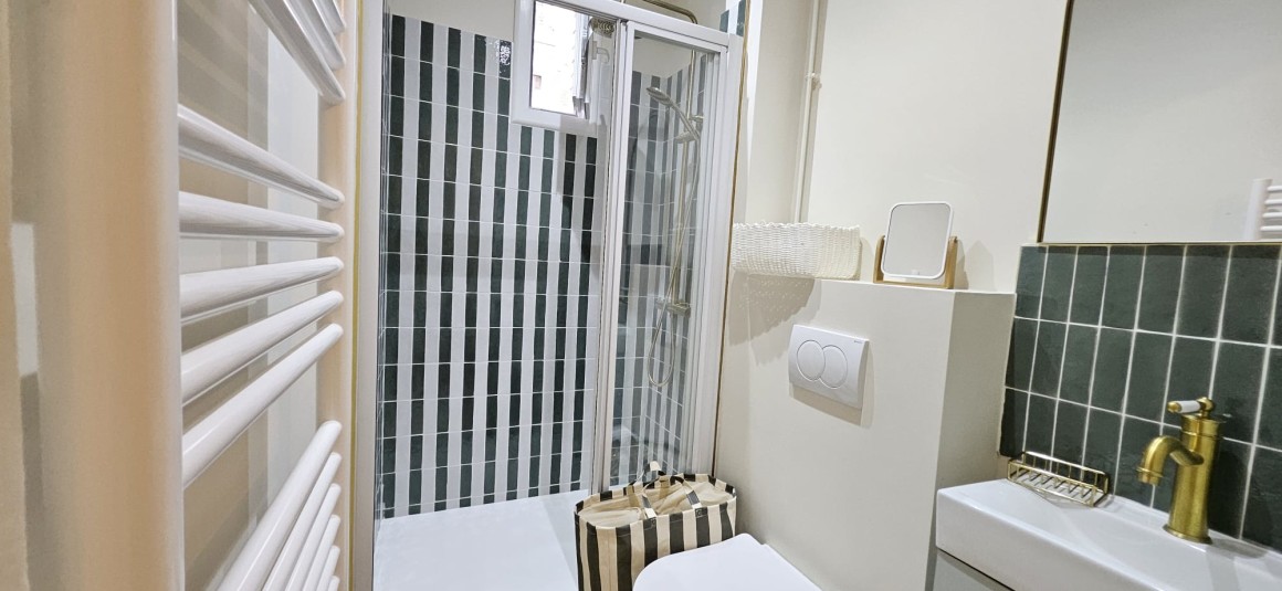 MEUBLÉ – 1 chambre – 32 m2 – Paris 14ème – Rue Louis Morard – 2ème étage sans ascenseur – Loyer charges comprises : 1.300 euros