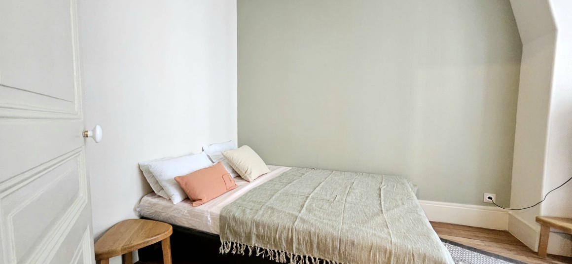 MEUBLÉ – 1 chambre – 32 m2 – Paris 14ème – Rue Louis Morard – 2ème étage sans ascenseur – Loyer charges comprises : 1.300 euros