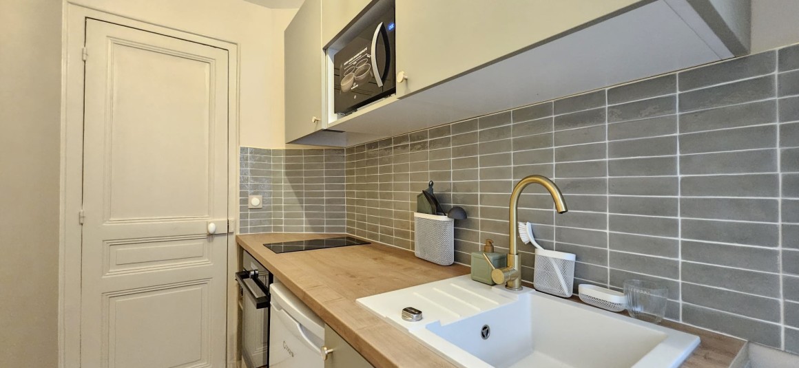 MEUBLÉ – 1 chambre – 32 m2 – Paris 14ème – Rue Louis Morard – 2ème étage sans ascenseur – Loyer charges comprises : 1.300 euros