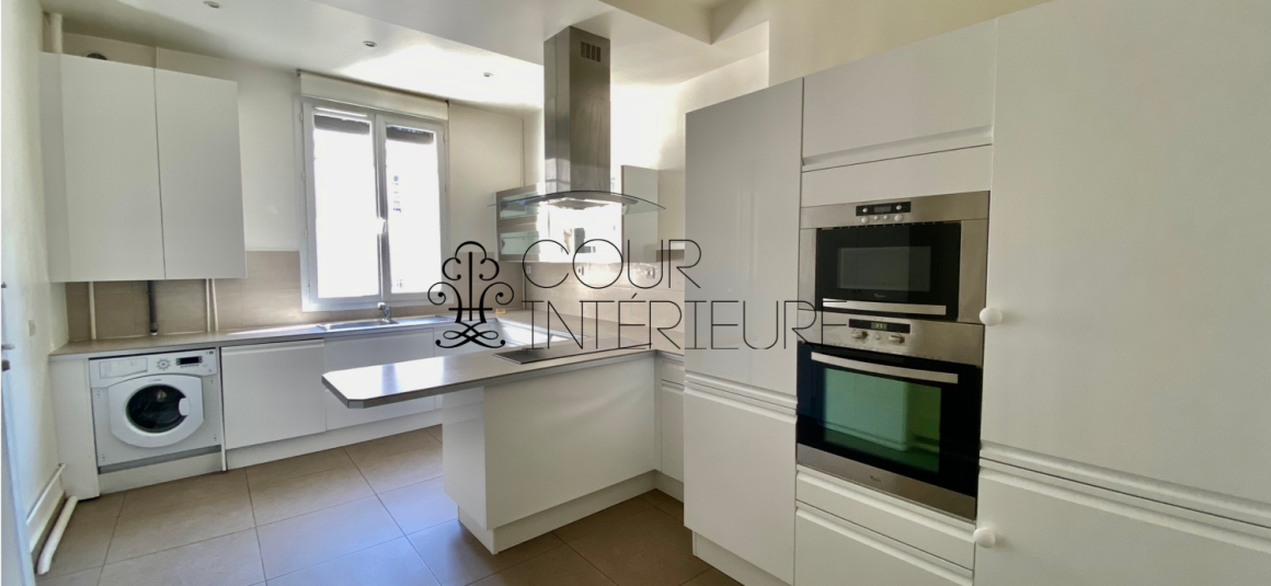 VIDE – 3 chambres – 151 m2 – Proche Monceau / Ternes – Paris 8ème (limite Paris 17ème) – 4ème étage avec ascenseur – Loyer charges comprises : 4.555 €