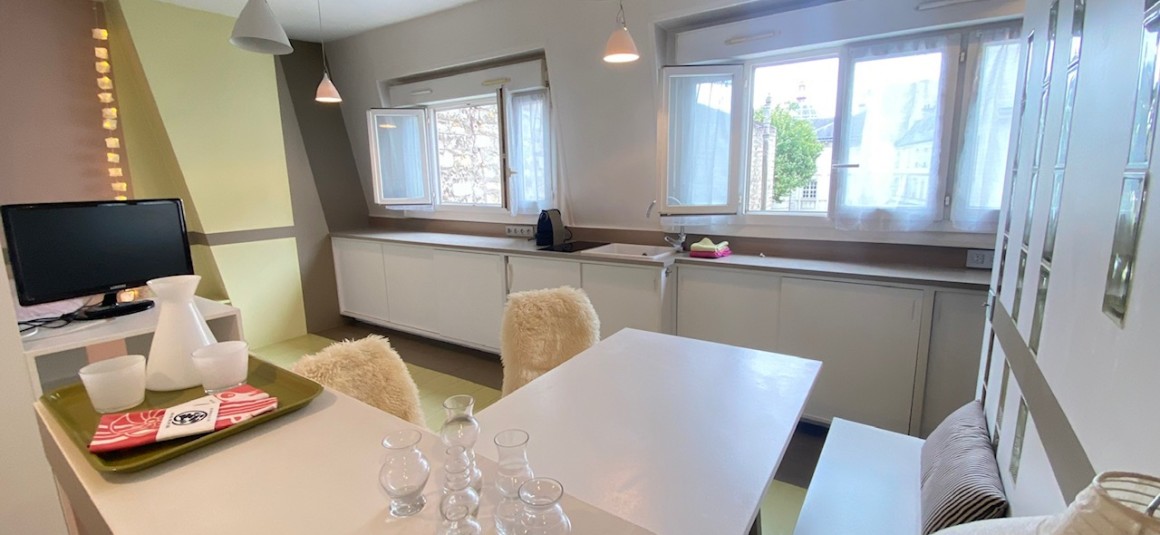 MEUBLÉ – Studio avec coin chambre (lit double) – 23 m2 – Paris 8ème (limite 17ème) – Rue Miromesnil – 3ème et dernier étage sans ascenseur – Loyer charges comprises : 1.000 euros