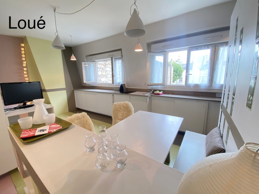 MEUBLÉ – Studio avec coin chambre (lit double) – 23 m2 – Paris 8ème (limite 17ème) – Rue Miromesnil – 3ème et dernier étage sans ascenseur – Loyer charges comprises : 1.000 euros