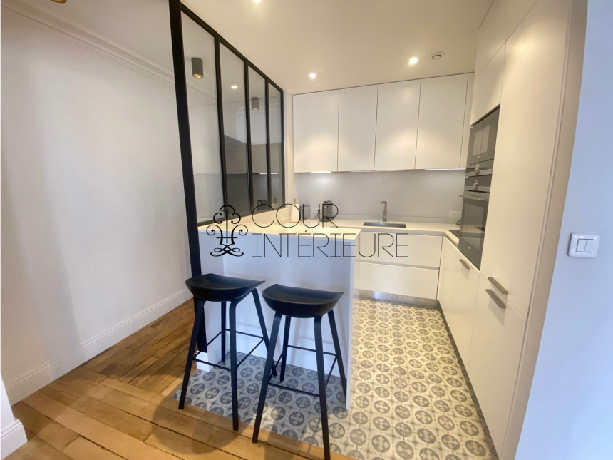 MEUBLÉ – 2 chambres – Paris 8ème – Saint Augustin – 88 m2 – 5ème étage ascenseur – GRAND BALCON FILANT de 7 m2  PLEIN SUD – Loyer charges comprises : 3.650 euros