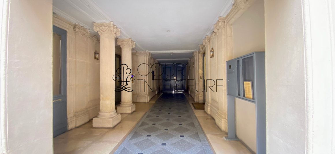 MEUBLÉ – Studio avec coin chambre (lit double) – 23 m2 – Paris 8ème (limite 17ème) – Rue Miromesnil – 3ème et dernier étage sans ascenseur – Loyer charges comprises : 1.000 euros