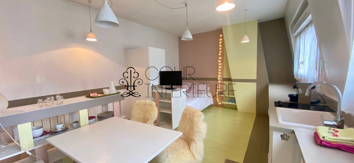 MEUBLÉ – Studio avec coin chambre (lit double) – 23 m2 – Paris 8ème (limite 17ème) – Rue Miromesnil – 3ème et dernier étage sans ascenseur – Loyer charges comprises : 1.000 euros