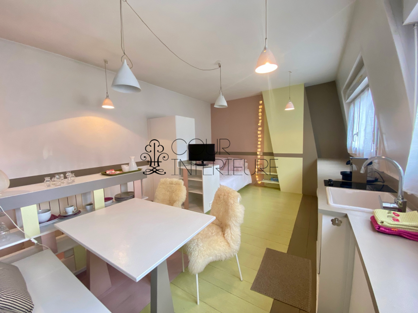 MEUBLÉ – Studio avec coin chambre (lit double) – 23 m2 – Paris 8ème (limite 17ème) – Rue Miromesnil – 3ème et dernier étage sans ascenseur – Loyer charges comprises : 1.000 euros