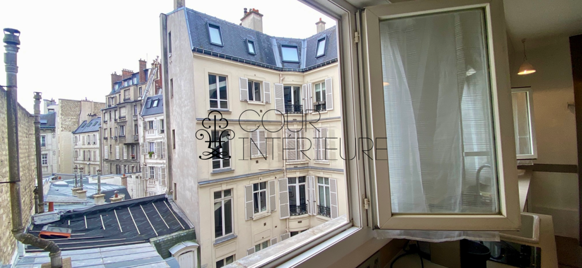 MEUBLÉ – Studio avec coin chambre (lit double) – 23 m2 – Paris 8ème (limite 17ème) – Rue Miromesnil – 3ème et dernier étage sans ascenseur – Loyer charges comprises : 1.000 euros