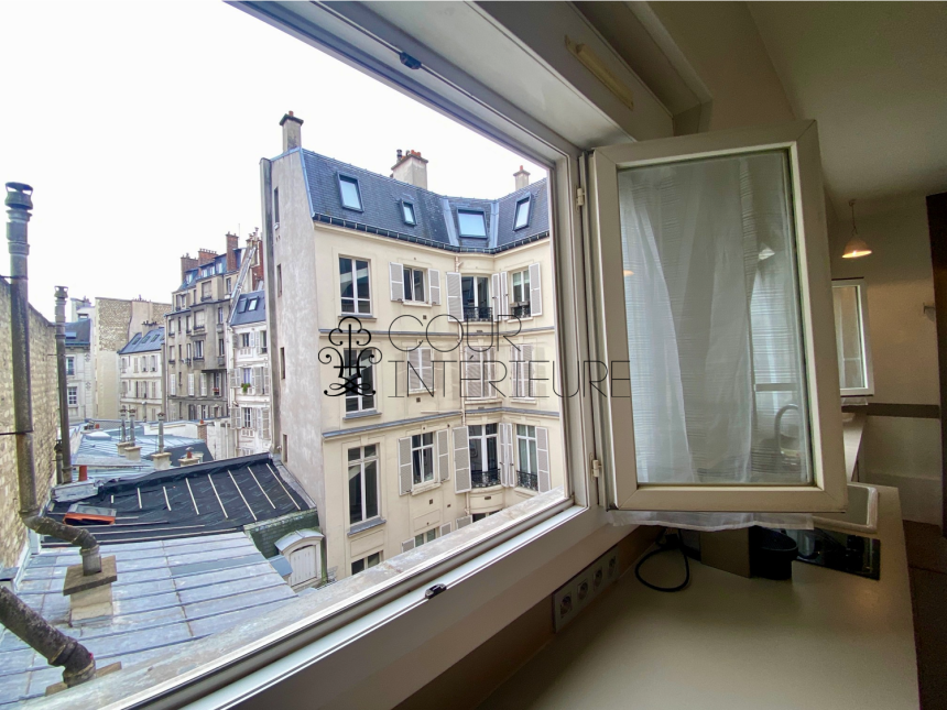 MEUBLÉ – Studio avec coin chambre (lit double) – 23 m2 – Paris 8ème (limite 17ème) – Rue Miromesnil – 3ème et dernier étage sans ascenseur – Loyer charges comprises : 1.000 euros