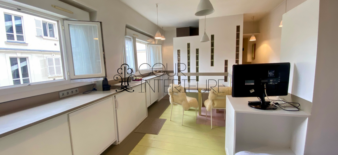 MEUBLÉ – Studio avec coin chambre (lit double) – 23 m2 – Paris 8ème (limite 17ème) – Rue Miromesnil – 3ème et dernier étage sans ascenseur – Loyer charges comprises : 1.000 euros