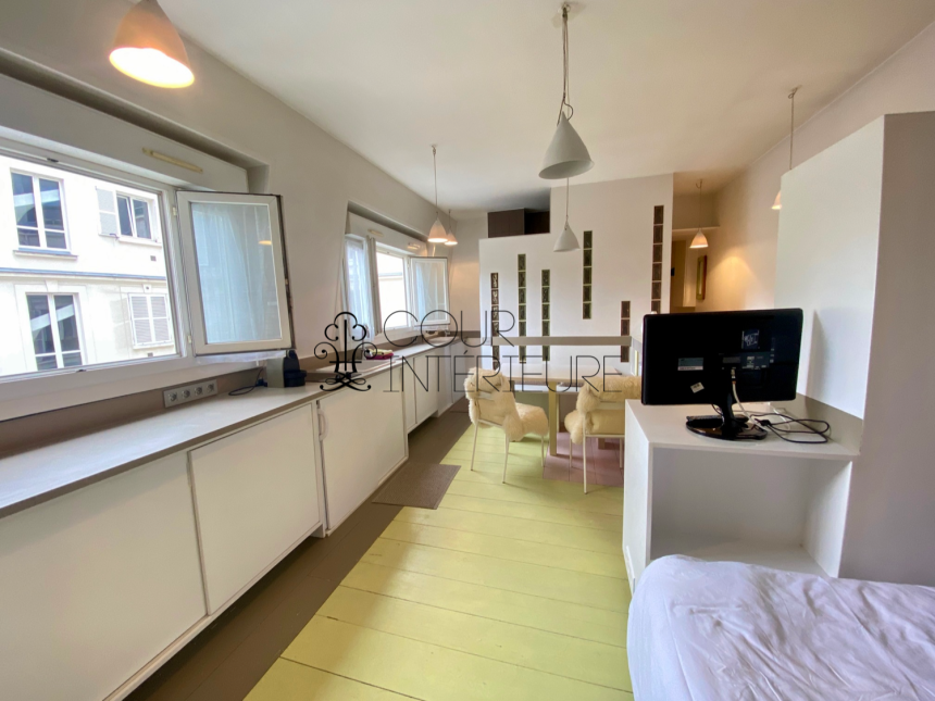 MEUBLÉ – Studio avec coin chambre (lit double) – 23 m2 – Paris 8ème (limite 17ème) – Rue Miromesnil – 3ème et dernier étage sans ascenseur – Loyer charges comprises : 1.000 euros