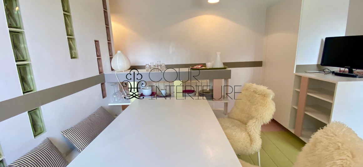 MEUBLÉ – Studio avec coin chambre (lit double) – 23 m2 – Paris 8ème (limite 17ème) – Rue Miromesnil – 3ème et dernier étage sans ascenseur – Loyer charges comprises : 1.000 euros
