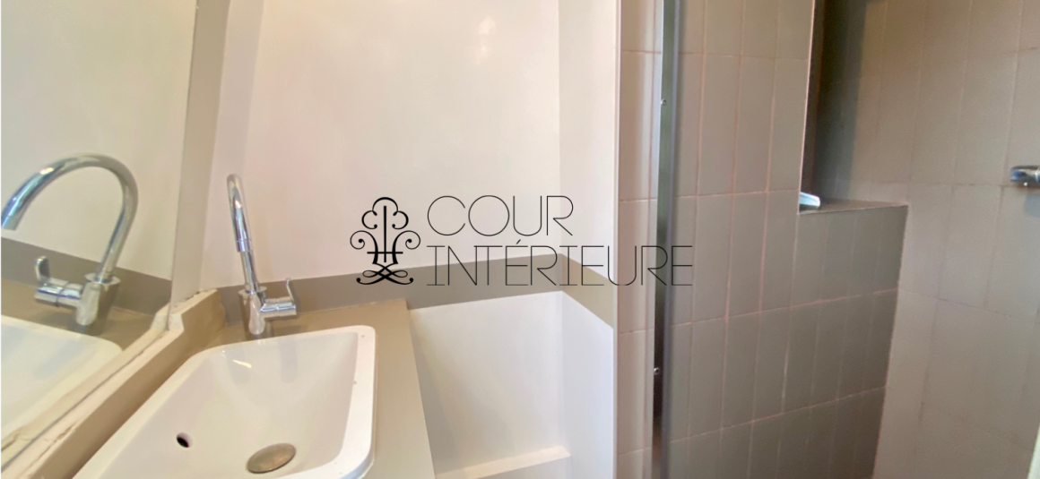 MEUBLÉ – Studio avec coin chambre (lit double) – 23 m2 – Paris 8ème (limite 17ème) – Rue Miromesnil – 3ème et dernier étage sans ascenseur – Loyer charges comprises : 1.000 euros