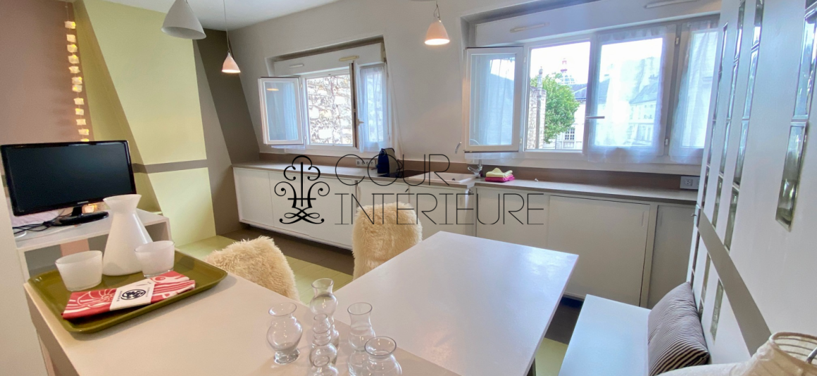 MEUBLÉ – Studio avec coin chambre (lit double) – 23 m2 – Paris 8ème (limite 17ème) – Rue Miromesnil – 3ème et dernier étage sans ascenseur – Loyer charges comprises : 1.000 euros
