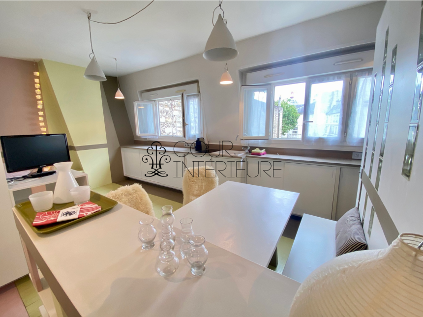 MEUBLÉ – Studio avec coin chambre (lit double) – 23 m2 – Paris 8ème (limite 17ème) – Rue Miromesnil – 3ème et dernier étage sans ascenseur – Loyer charges comprises : 1.000 euros