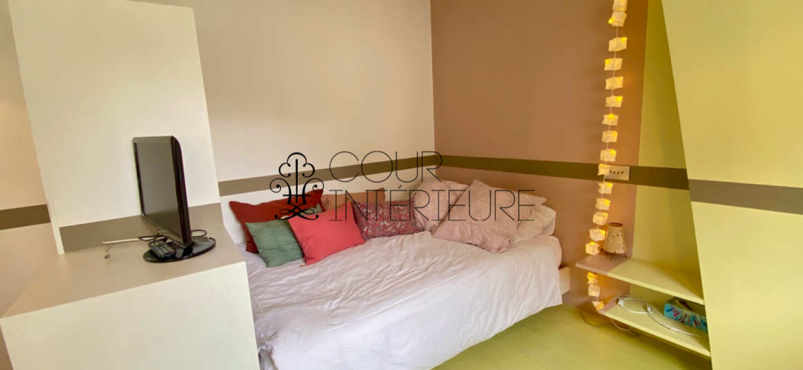 MEUBLÉ – Studio avec coin chambre (lit double) – 23 m2 – Paris 8ème (limite 17ème) – Rue Miromesnil – 3ème et dernier étage sans ascenseur – Loyer charges comprises : 1.000 euros